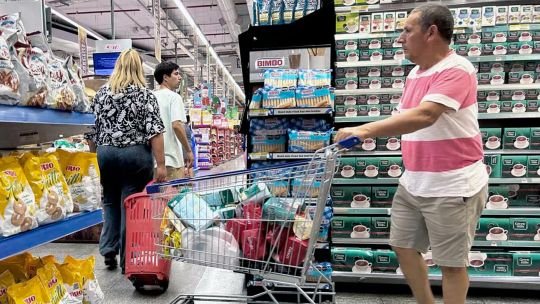 Carrito de supermercado con productos y etiquetas de descuento