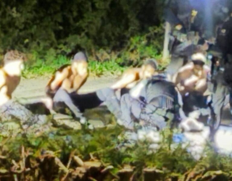 Furgonetas inspeccionadas por robot de desactivación de explosivos cerca de la base aérea de Fairford