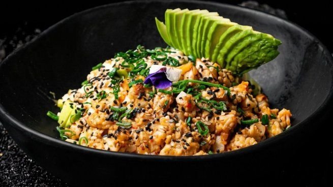 Bowls de poke con arroz, palta y proteínas