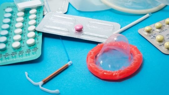 Profesional de la salud muestra un DIU hormonal y un implante subdérmico, métodos anticonceptivos de larga duración cuya vida útil fue extendida por la ANMAT en Argentina.