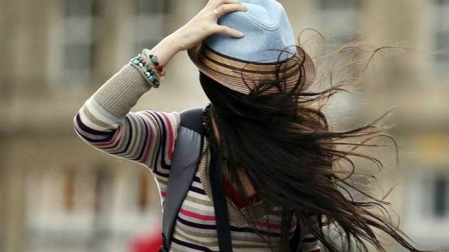 Cielo nublado y viento en la ciudad de Buenos Aires durante el Día de la Primavera