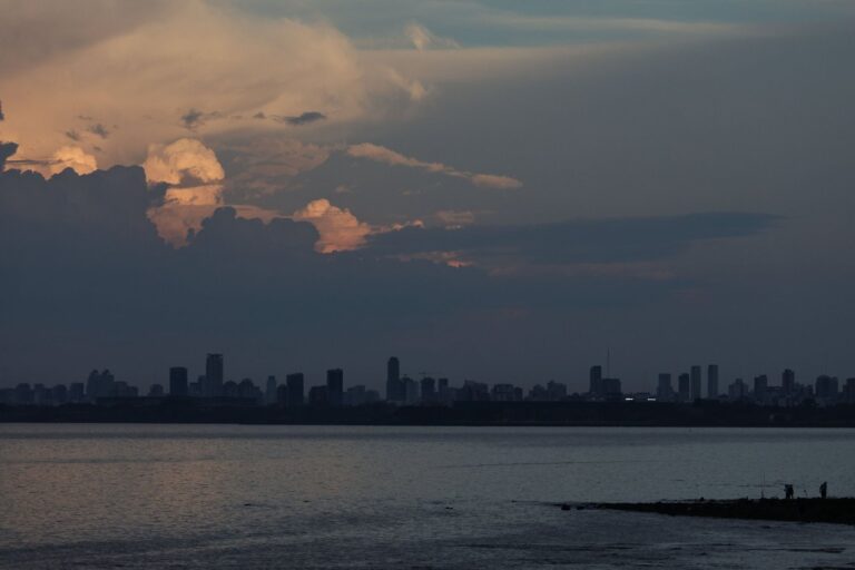 Cielo nublado y lluvia en la ciudad de Buenos Aires