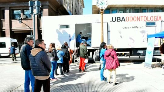 Docentes y estudiantes de la UBA en clases públicas en Plaza de Mayo