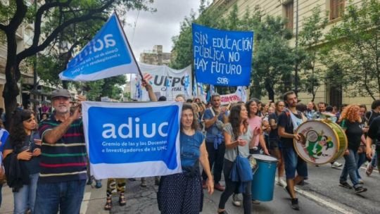 Docentes universitarios en asamblea durante el paro