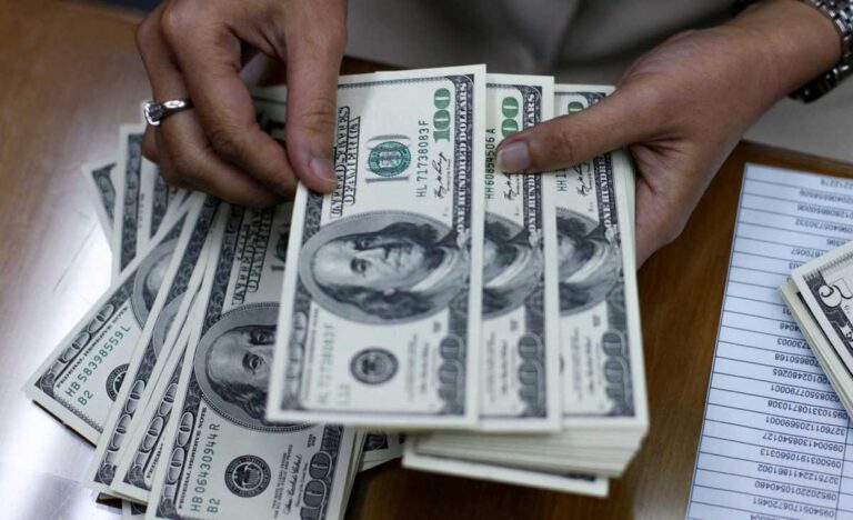 Cotización del dólar en pizarra del Banco Nación