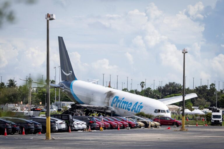 Avión de carga de 21 Air en un aeropuerto