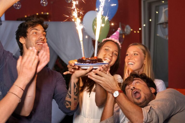 Personas celebrando un cumpleaños multitudinario