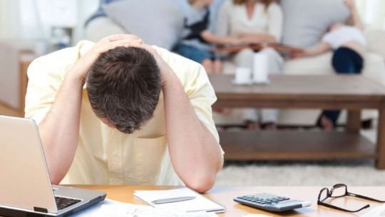 Persona revisando sus finanzas en una computadora
