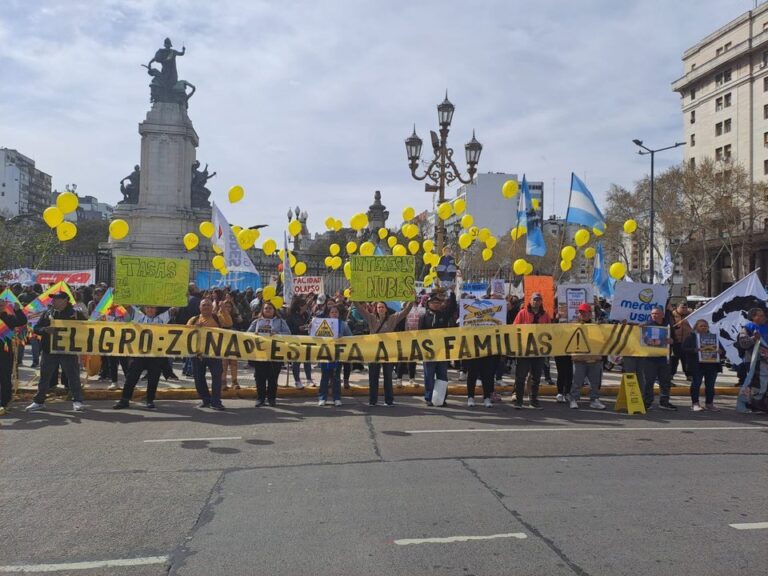 Personas movilizadas en la Plaza del Congreso