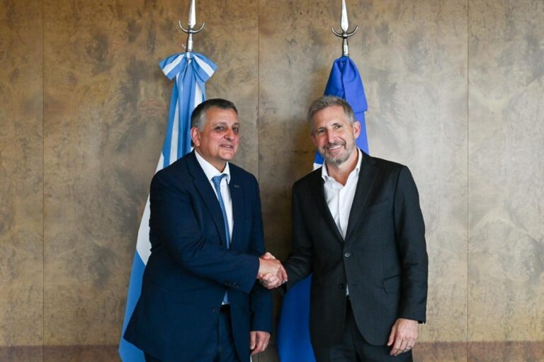 Gobernador de Entre Ríos, Rogelio Frigerio, junto al presidente y CEO de YPF, Horacio Marín, durante la firma del acuerdo