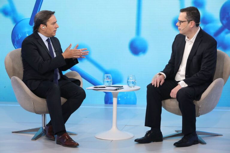 Philip Glaser, líder de Bayer Farma para Cono Sur, durante su exposición en el sexto Summit de Salud