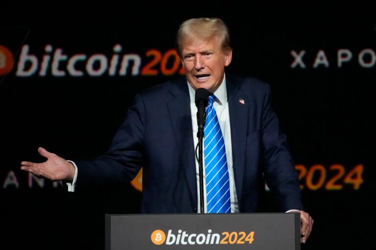 Billetes de dólar estadounidense junto a representaciones digitales de criptomonedas