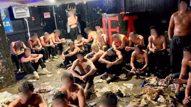 Sótano de residencia universitaria en Wisconsin donde la policía halló a unos 30 jóvenes durante un presunto rito de iniciación