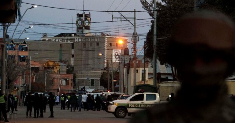 Efectivos de emergencia trabajan en la zona de la explosión en el cuartel Bolívar en Viacha, Bolivia