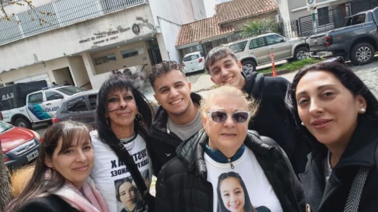 Familiares de víctimas de inseguridad durante la marcha a los Tribunales de Lomas de Zamora