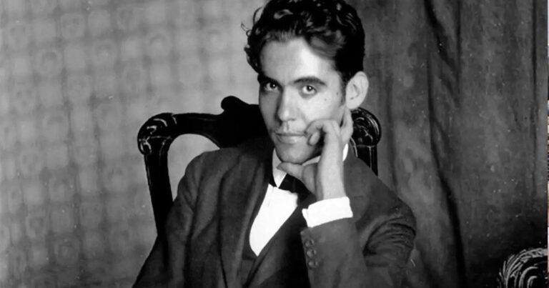 Federico García Lorca durante un discurso en 1931