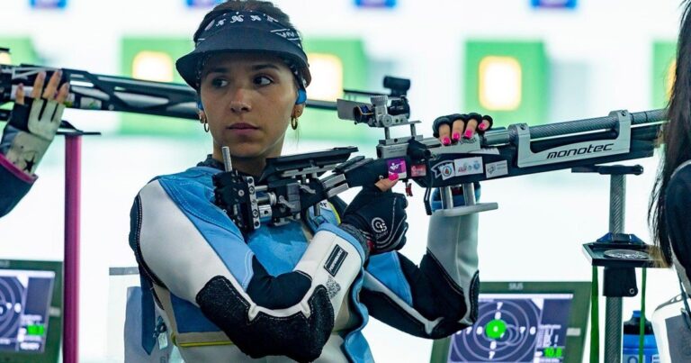 Fernanda Russo con la medalla de oro en la prueba de 10 metros rifle de aire en los Juegos Suramericanos Santa Fe 2026