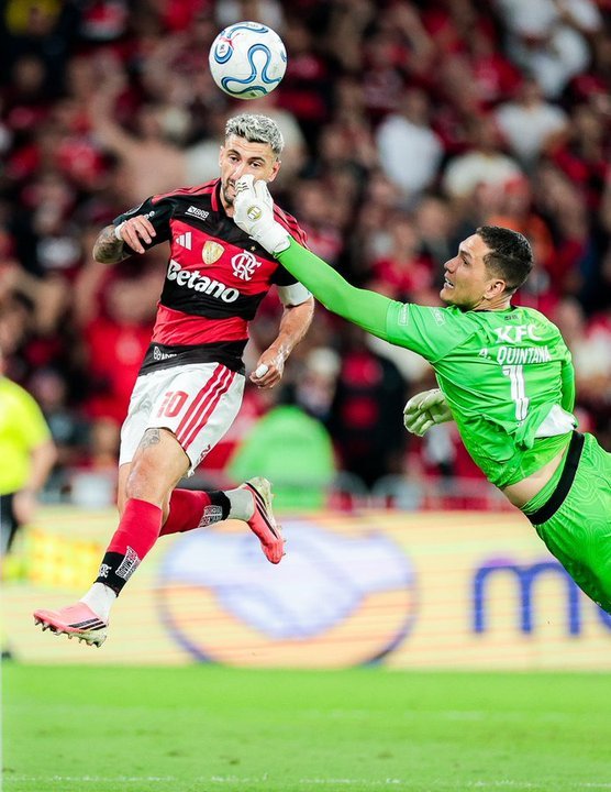 Jugadores de Flamengo celebrando la clasificación a semifinales de la Copa Libertadores en el estadio Maracaná