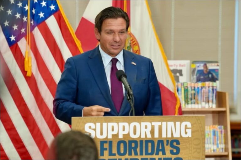 Agentes de la ley en Florida durante una ceremonia de graduación
