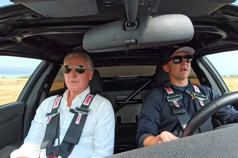 Gavin Newsom como copiloto en un vehículo de la Patrulla de Caminos de California durante un ejercicio de conducción