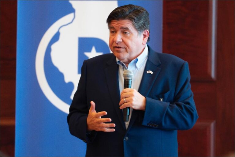 Gobernador de Illinois, JB Pritzker, en una entrevista