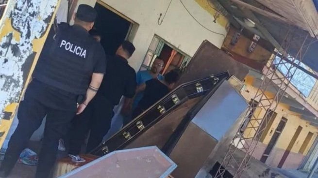 Fachada de un local comercial en Posadas donde se hallaron ataúdes