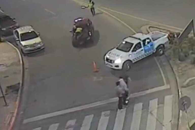 Inspector de tránsito sobre el capot de un auto en movimiento en Córdoba