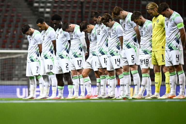 Jugadores de Irlanda con brazaletes negros durante el partido contra Israel en la Nations League