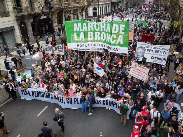 Marcha de organizaciones de izquierda desde el Congreso hacia Plaza de Mayo