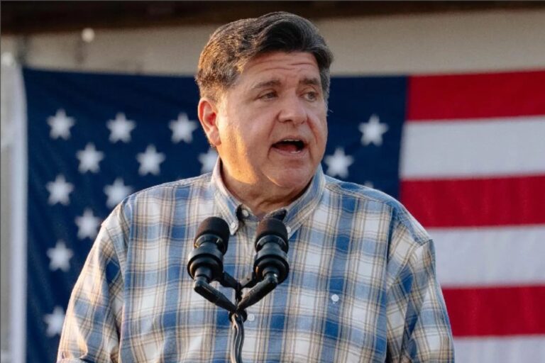 JB Pritzker caminando por la costa del lago en Chicago