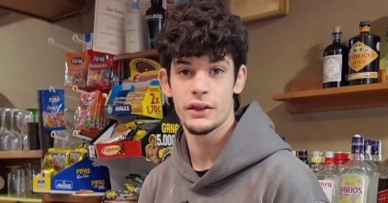 Mario Pérez, joven de 23 años, detrás de la barra de su bar en Valdemoro-Sierra, Cuenca