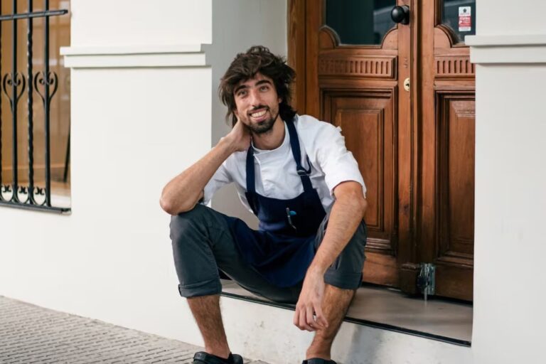 Julián Galende, chef del restaurante Alcanfor, en una cocina