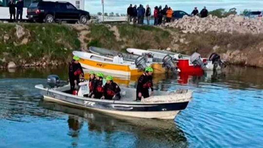 Lancha de pescadores en la Laguna del Monte, partido de Guaminí