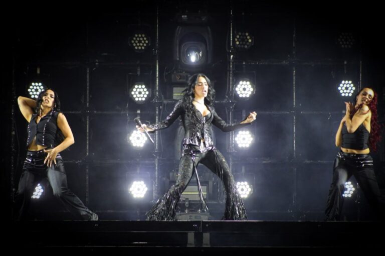 Lali Espósito en el escenario del Estadio Monumental durante su concierto de cierre de gira