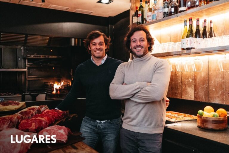 Interior del restaurante Lana en Madrid con la parrilla encendida y mesas dispuestas