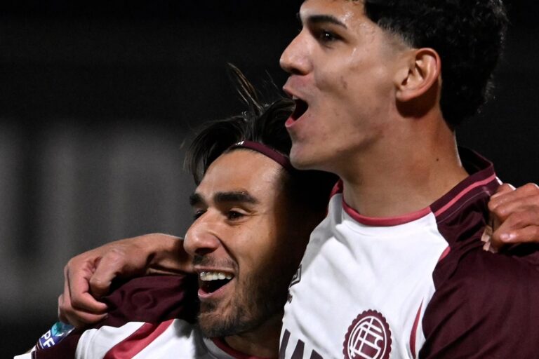 Jugadores de Lanús celebrando un gol ante Deportivo Riestra