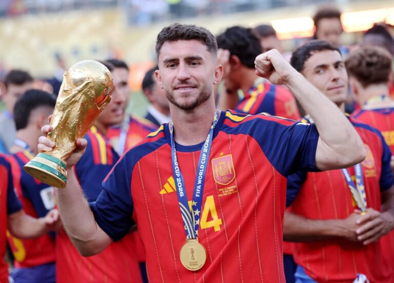 Aymeric Laporte durante un partido con la selección española
