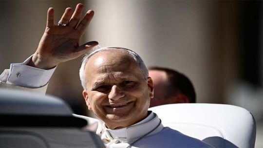 Papa León XIV durante su visita a París junto al presidente Emmanuel Macron