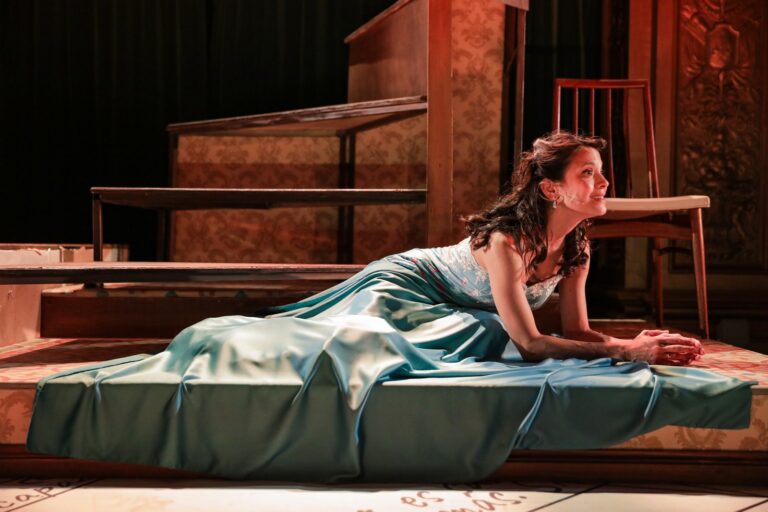 Escena de la obra teatral Lo mucho que te amé en el Teatro Nacional Cervantes