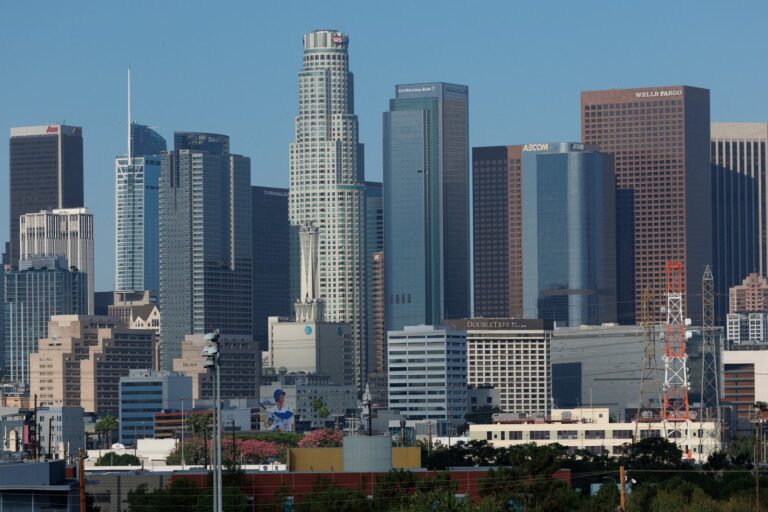 Vista aérea de viviendas en el área metropolitana de Los Ángeles, California, Estados Unidos