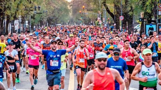 Corredores participando en la Maratón de Buenos Aires