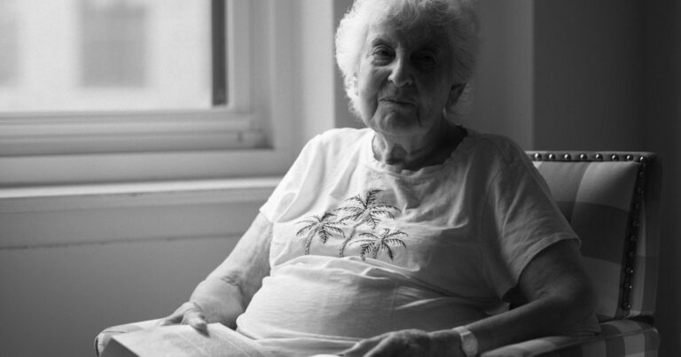 Joan Birman y Vasudha Bharathram en el apartamento de Birman