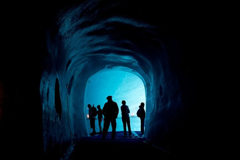 Vista del glaciar Mer de Glace en los Alpes franceses con visitantes observando las estructuras de hielo
