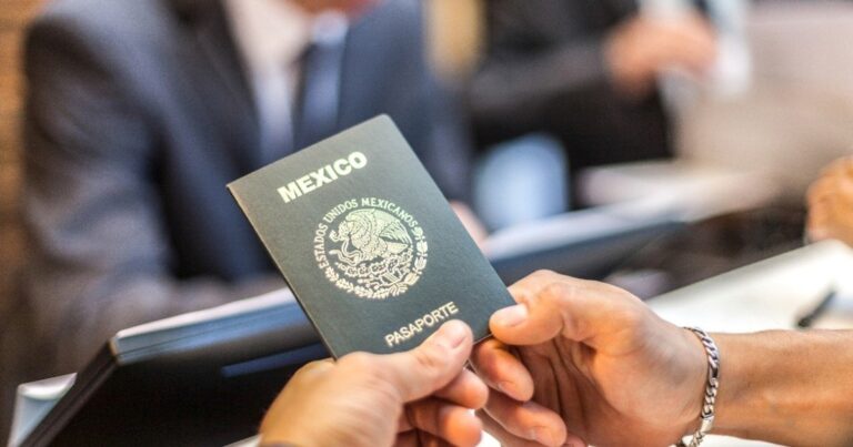 Pasaporte y documento de viaje sobre una mesa