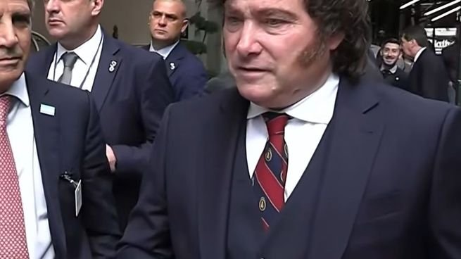 Javier Milei durante su discurso en la Asamblea General de la ONU, usando una corbata con retratos de Adam Smith