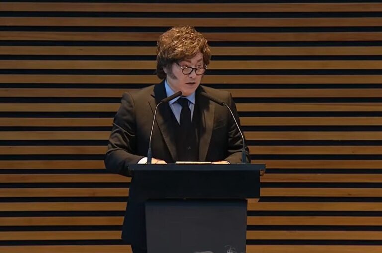 Javier Milei antes de partir a París