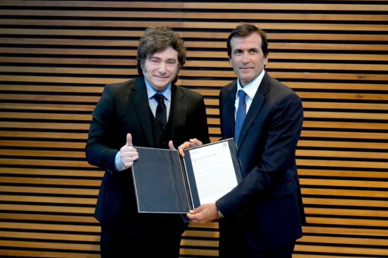 Javier Milei y Adolfo Cambiaso durante el acto de designación en el Palacio Libertad