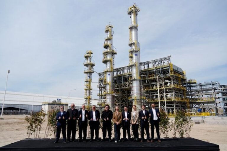 Javier Milei durante el recorrido por la nueva planta de Compañía Mega en Bahía Blanca