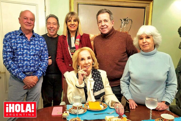 Mirtha Legrand junto a sus amigos en uno de los tés de los domingos
