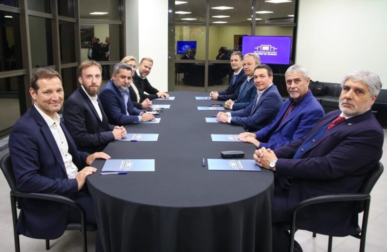 Diego Molea junto a intendentes y dirigentes de la Tercera sección electoral